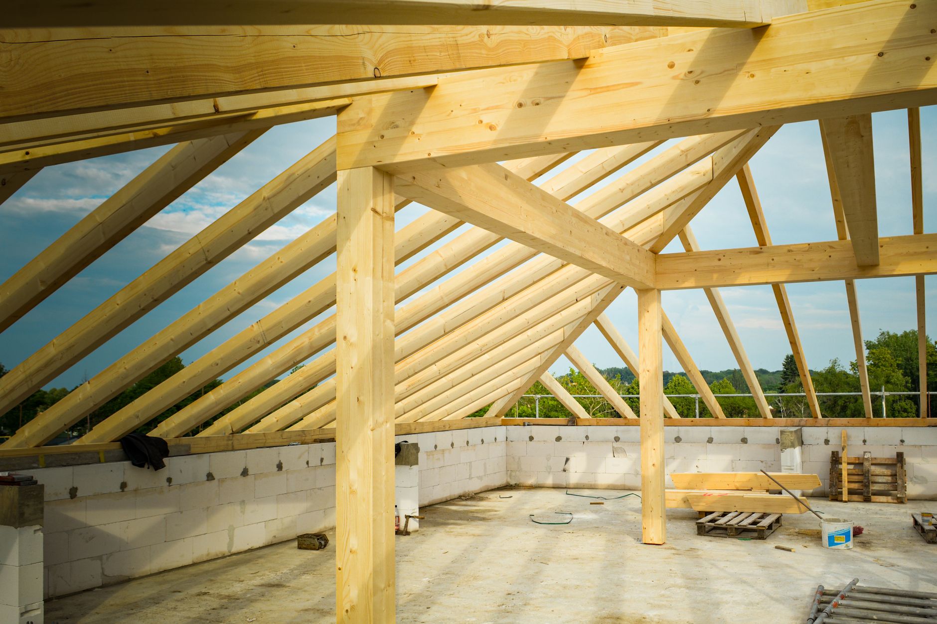 Ny carport i træ på et frisk støbt fundament.